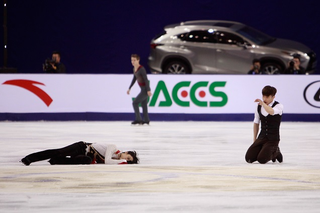 Illustration for article titled Figure Skaters Crash Into Each Other's Faces; One Later Busts Ass